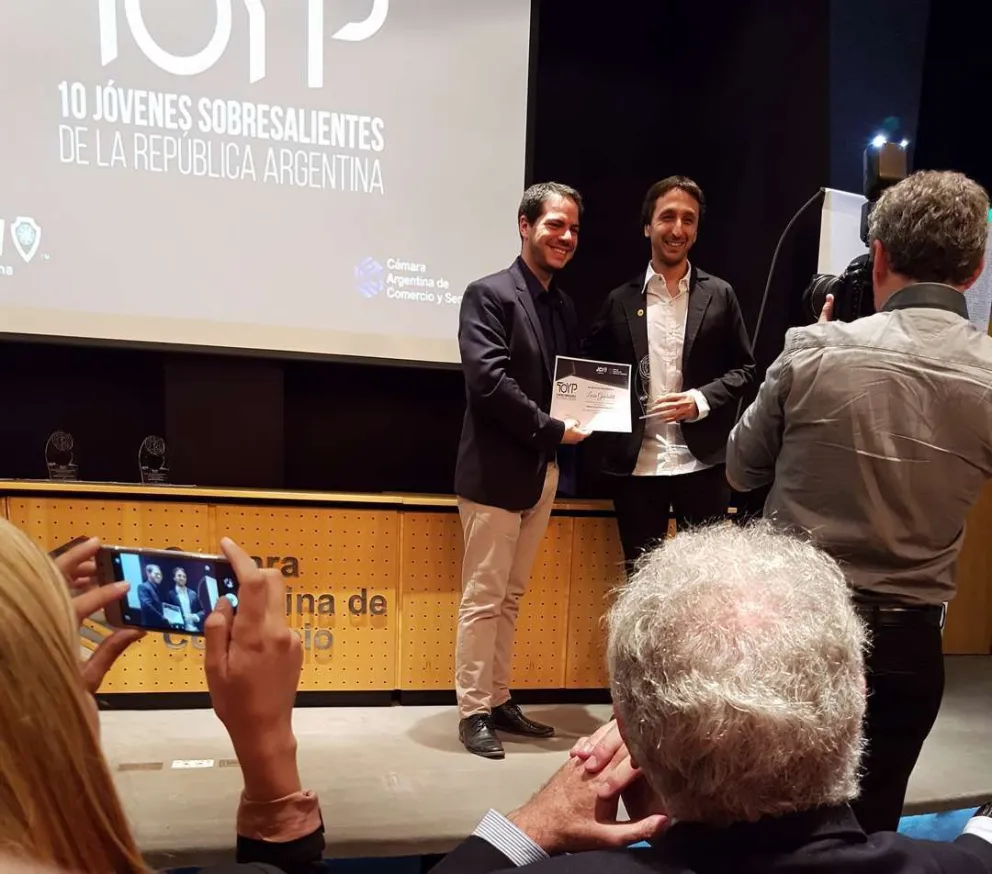 Docente de la UNRN recibió premio al joven más destacado en la academia argentina