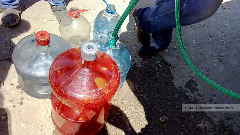 Corte prolongado: El SPLIF distribuye agua en los barrios