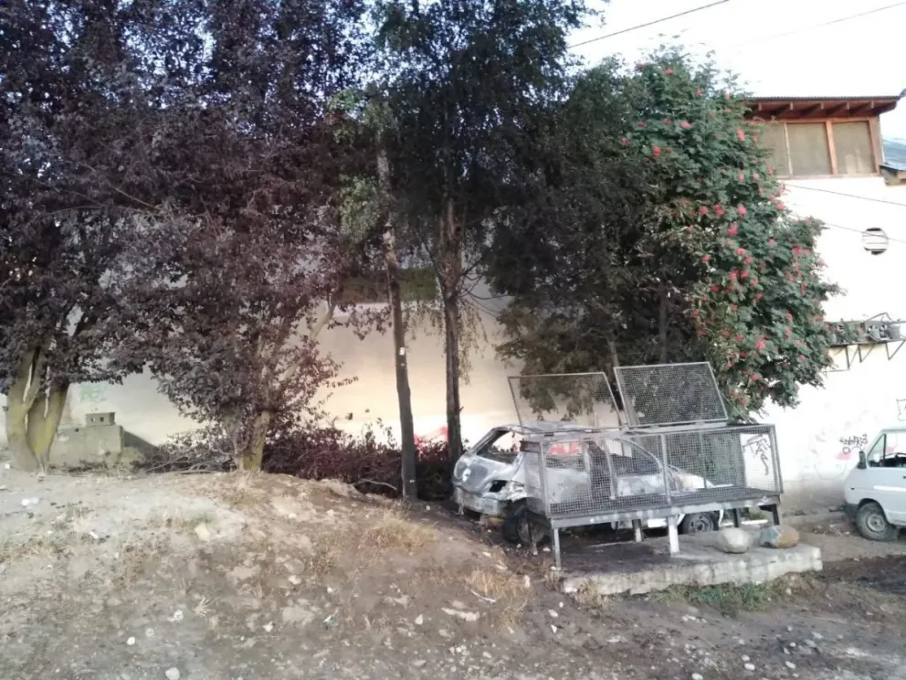 Incendiaron un vehículo, dañaron otros dos y atacaron a la policía: hay demorados y detenidos