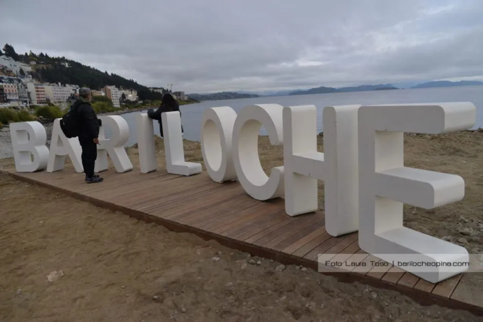 Bariloche ya tiene sus letras gigantes junto al Nahuel Huapi