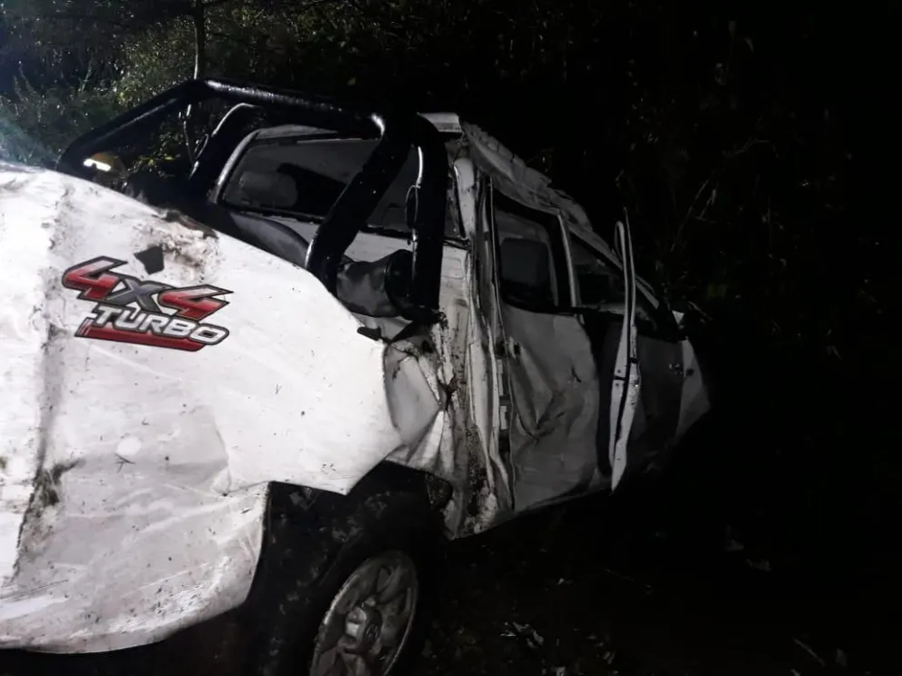 Apareció una camioneta chocada y abandonada en un sector boscoso de los kilómetros