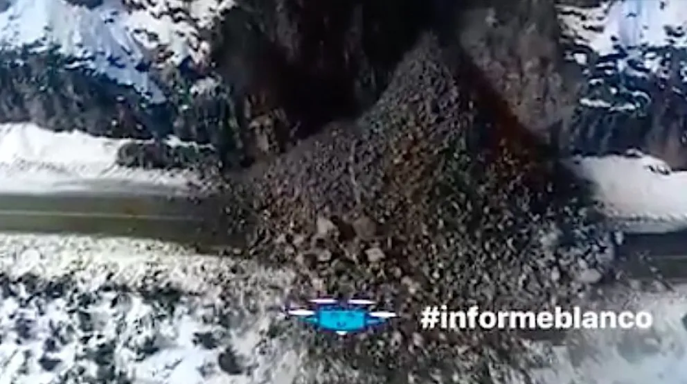 Video: Así se ve el derrumbe sobre la Ruta 40 desde un drone ...