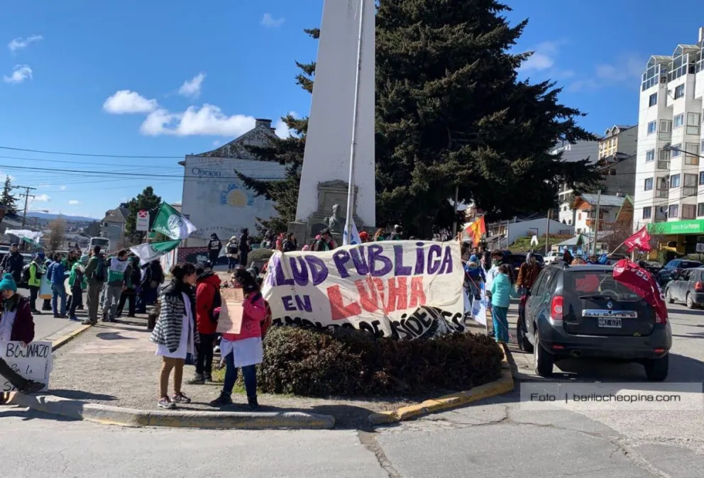 Paro de ATE: Estatales de Bariloche concentraron su reclamo en el Monolito