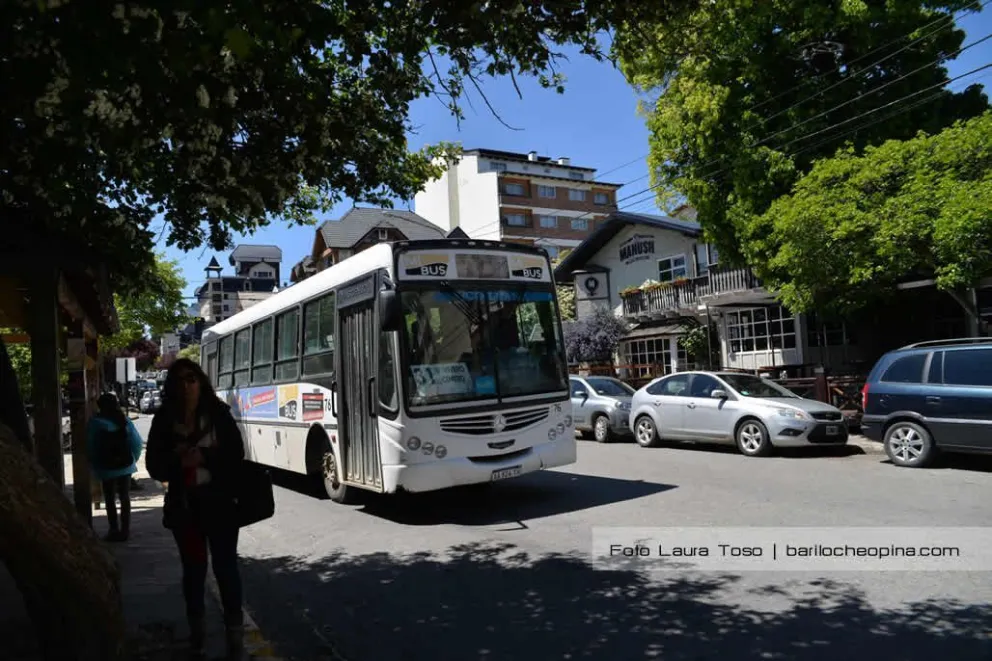 Un pasajero herido tras el impacto de una piedra en un colectivo de Mi Bus