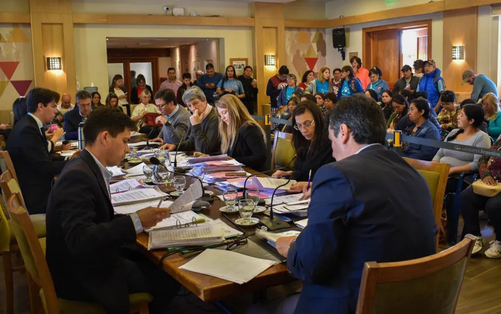 Luces y sombras en la última sesión del concejo