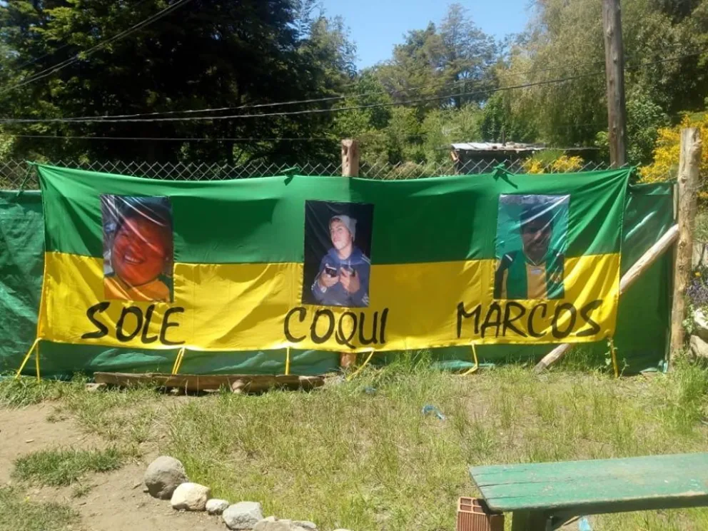 Sentido homenaje en Virgen Misionera a tres hinchas del Club Arco Iris