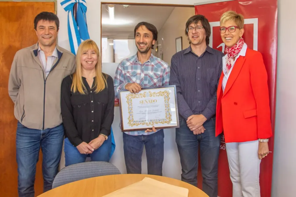 García Larraburu entregó la Mención de Honor al Valor Científico a Lucas Garibaldi