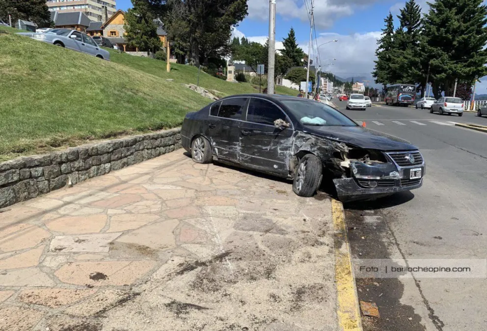 Se cruzó de carril y chocó frente al Puerto San Carlos