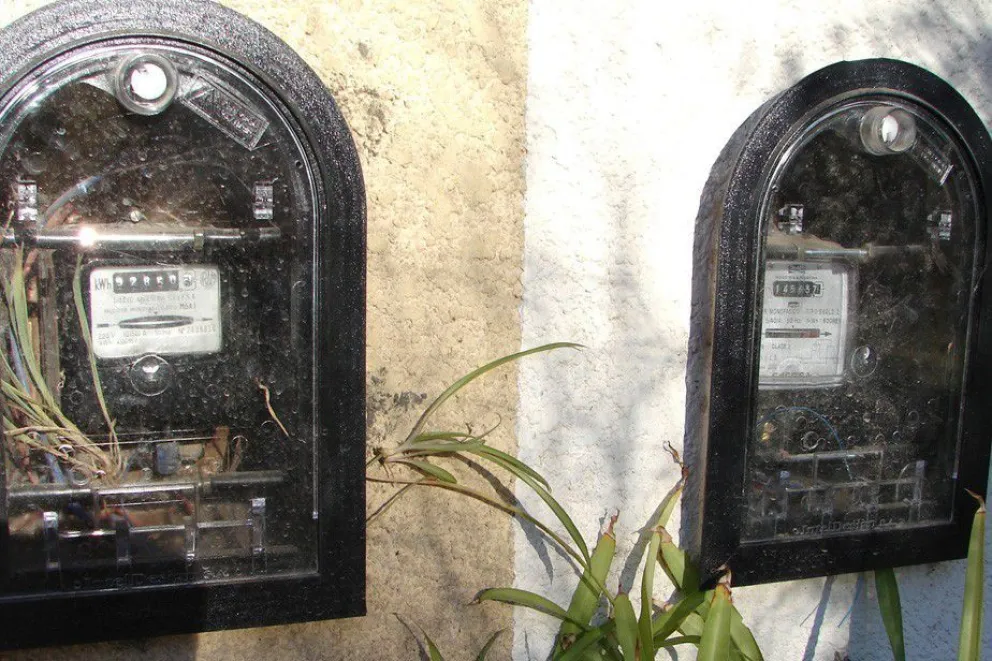 Estuvo sin luz una semana porque se equivocaron de departamento al retirar el medidor