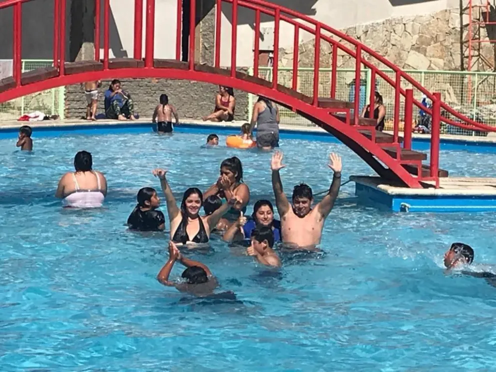 Chicos del Alto disfrutaron de las piletas de AMEC