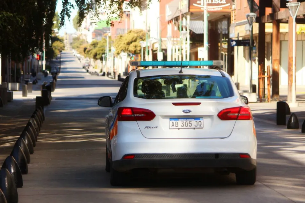 Con un bebé en brazos organizaron un plan para asaltar a un taxista
