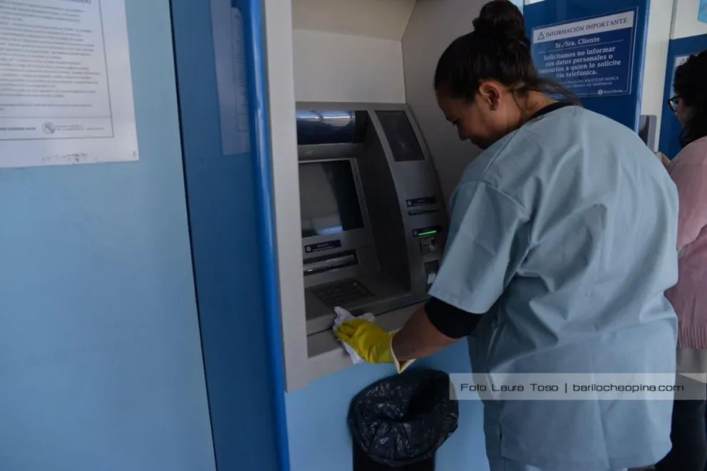 Con turnos, los bancos vuelven a atender al público desde el lunes