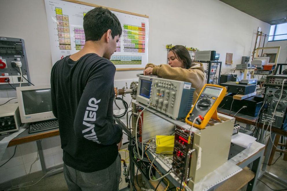 El Balseiro cumple 65 años de clases Bariloche Opina Noticias de