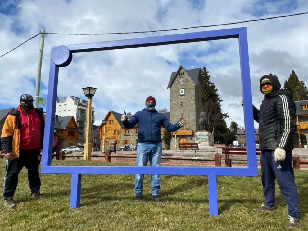 Instalan marcos para que turistas se fotografíen en lugares emblemáticos de Bariloche
