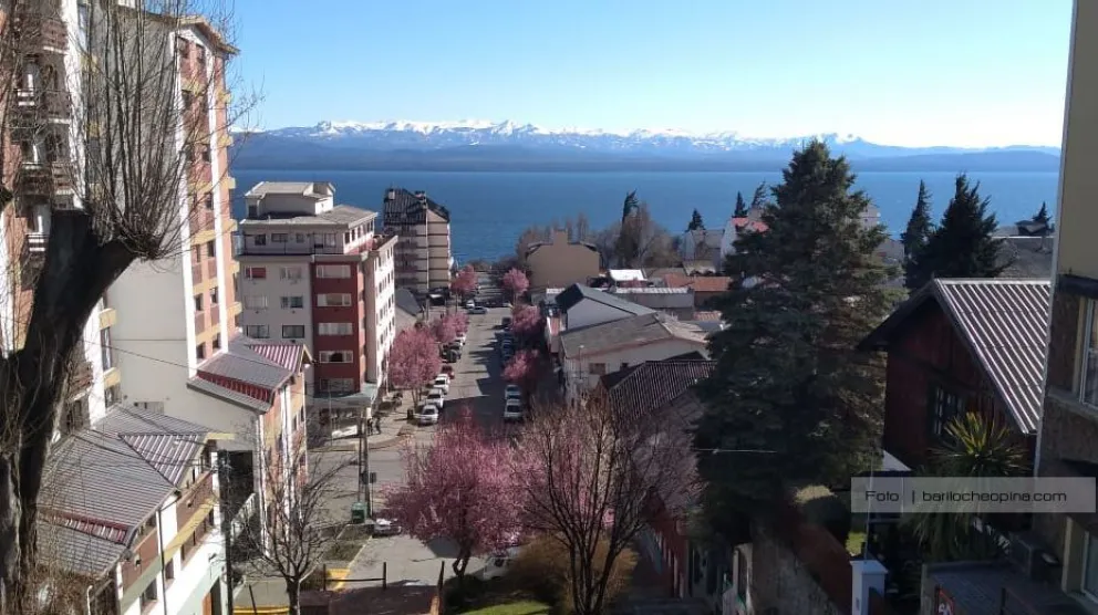 Jueves con 23 grados de máxima y cielo algo nublado en Bariloche