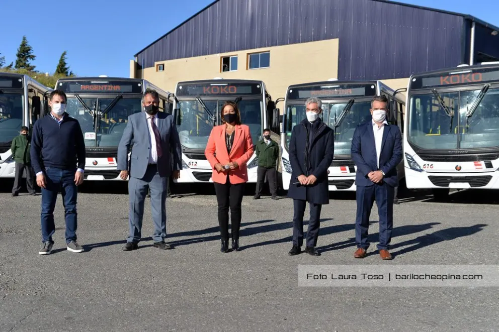 Vía Bariloche presentó los nuevos colectivos que prestarán servicio uniendo Neuquén y Río Negro