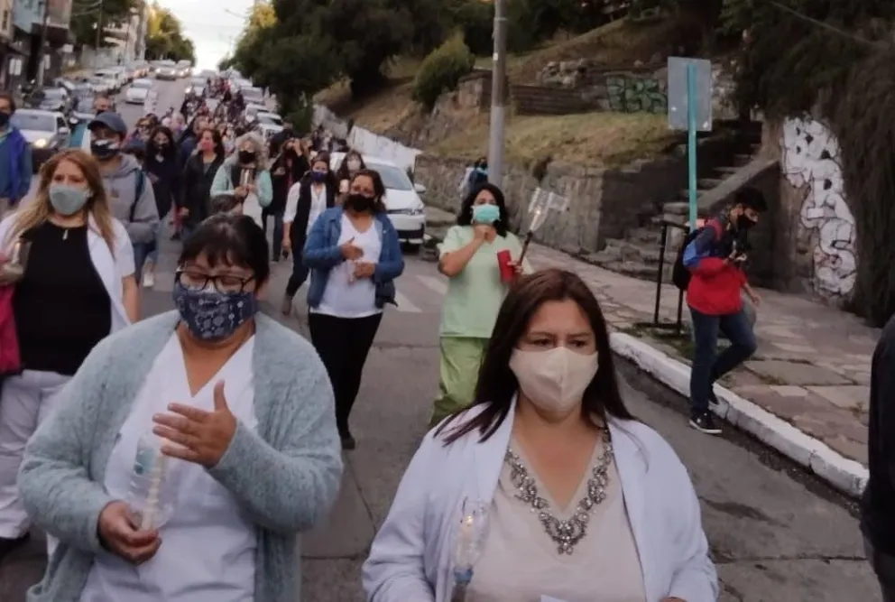 Trabajadores de la Salud realizaron una marcha de antorchas