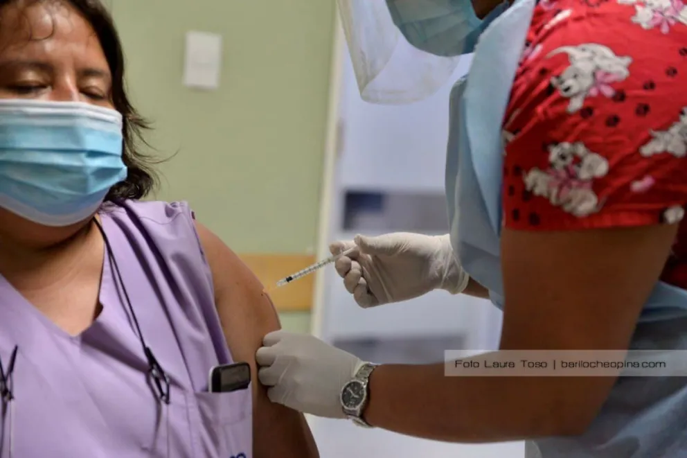 Con la llegada de vacunas de la India, empieza la inmunización a mayores de 70