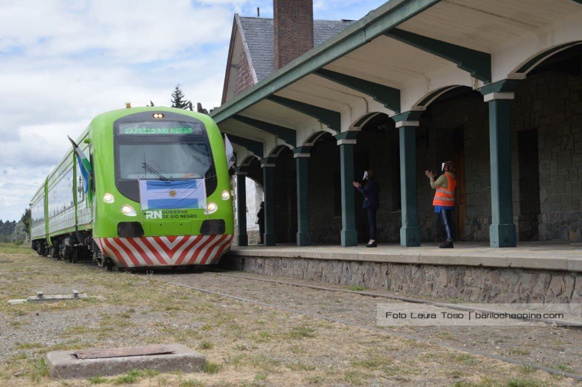 Carreras inaugura la excursión turística nocturna en tren desde Bariloche a la estación Perito Moreno