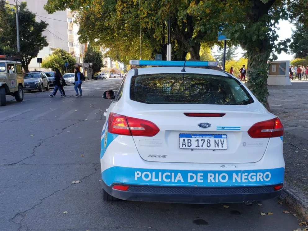 Denunció que le sustrajeron dinero de su vehículo estacionado en un supermercado