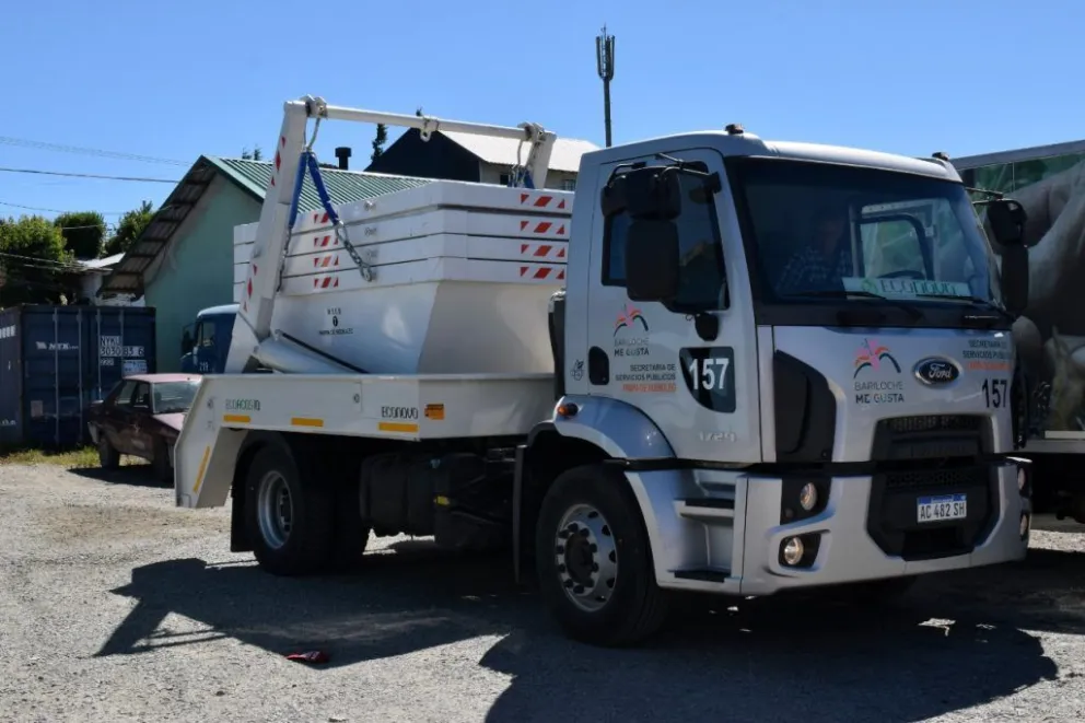 El Municipio entregó un camión porta volquetes a la Delegación Sur