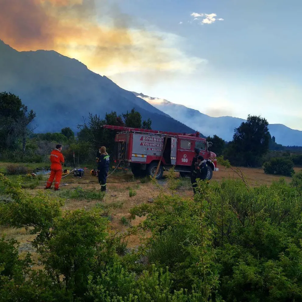 El Bolsón: se pide a la comunidad no autoconvocarse para colaborar en el combate contra el incendio
