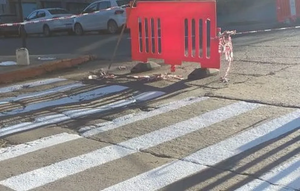 Precaución al transitar por trabajos de demarcación de sendas peatonales