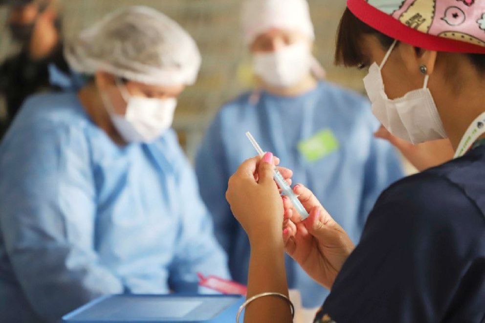 Las muertes por coronavirus disminuyeron casi un 90% desde enero