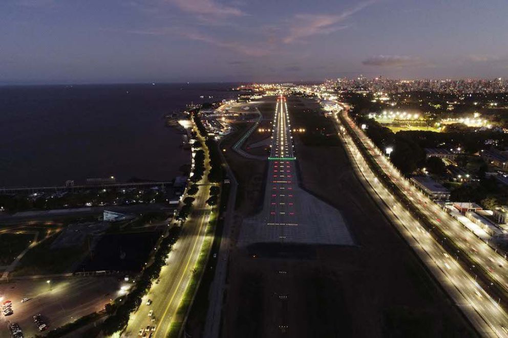 Demoras y desvíos en Ezeiza y Aeroparque por la intensidad de la tormenta