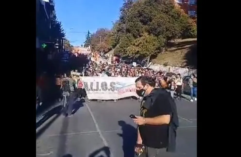 Día de la Memoria: Repintaron los pañuelos y marcharon por las calles de Bariloche