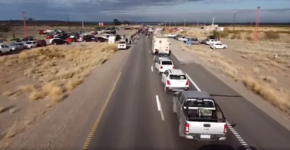 Cortes sobre la Ruta 22 y 40 en Neuquén impiden que turistas lleguen a la Cordillera