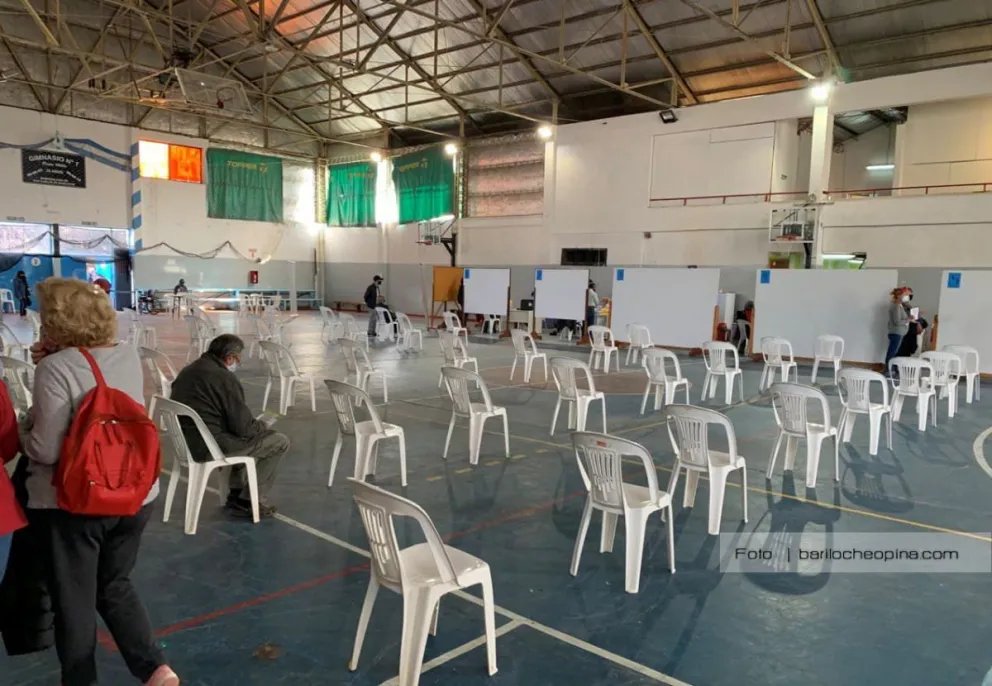 Evalúan el traslado del vacunatorio que funciona en el Gimnasio Municipal N°1