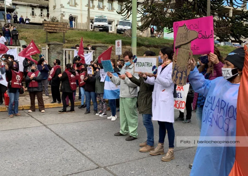 Reclamo: Nuevamente trabajadores de la Salud se concentraron frente al Hospital