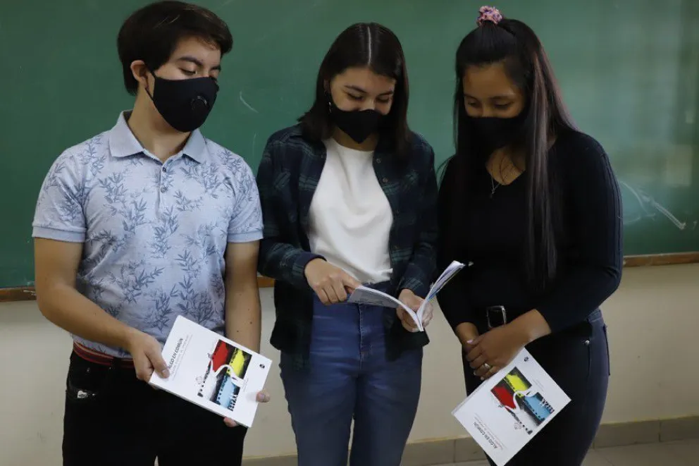 Estudiantes de la ESRN 105 editaron un libro con historias de inmigración