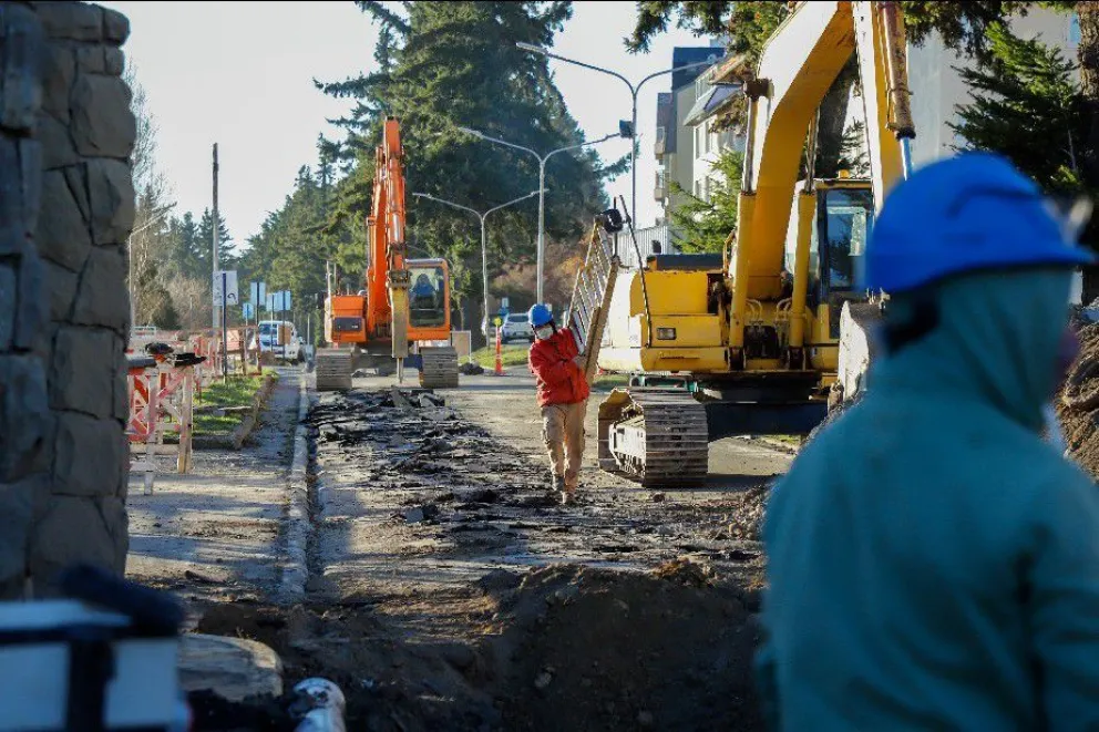 La obra del nuevo colector costanero de Bariloche tiene un avance de casi el 50%