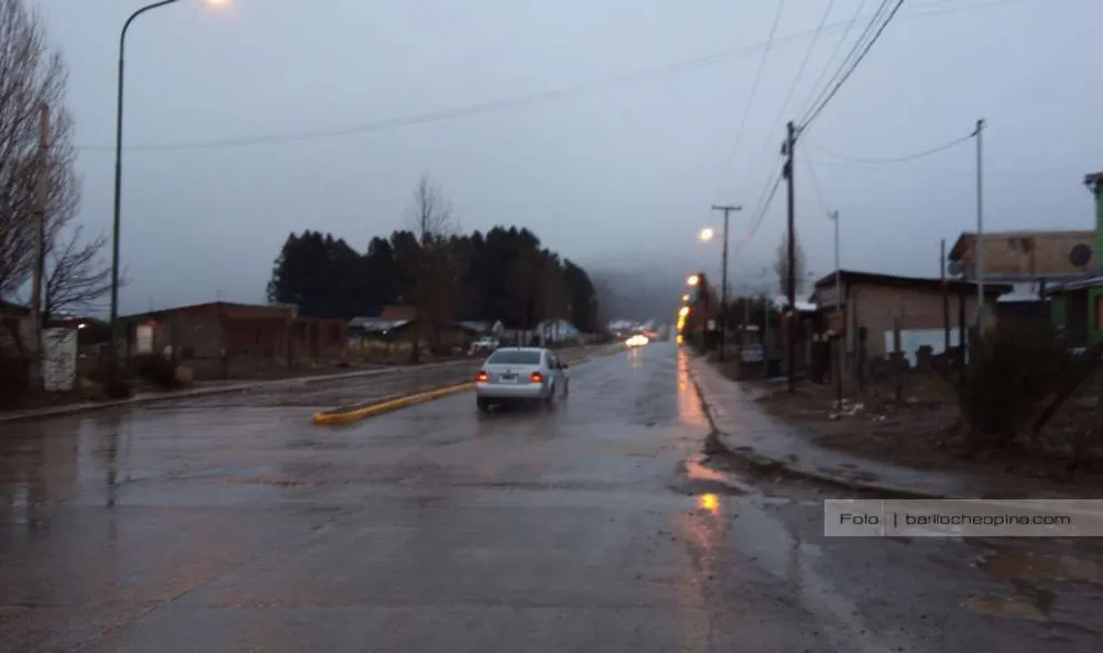 La lluvia y la falta de colectivos complicó el inicio de la jornada en Bariloche
