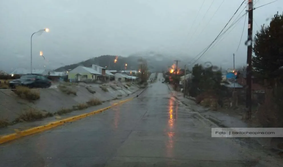 Llegó la lluvia, el viento y la nieve en las altas cumbres: Mirá cómo siguen los días en Bariloche