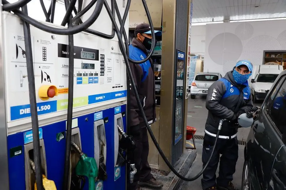 Los combustibles subirán un 4% por mes hasta julio