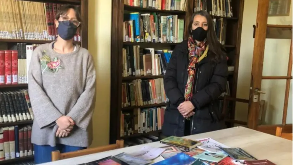 Entregan 20 títulos editados por el Fondo Editorial Rionegrino a la Biblioteca Sarmiento