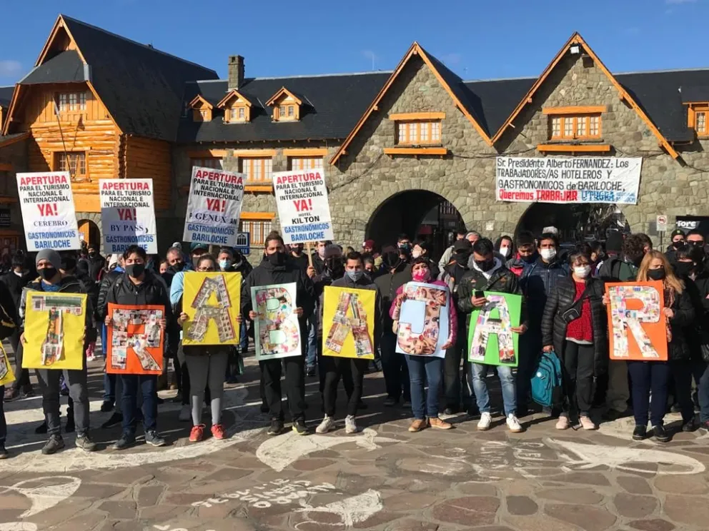 Trabajadores hoteleros y gastronómicos reclamaron en el Centro Cívico el regreso del turismo estudiantil