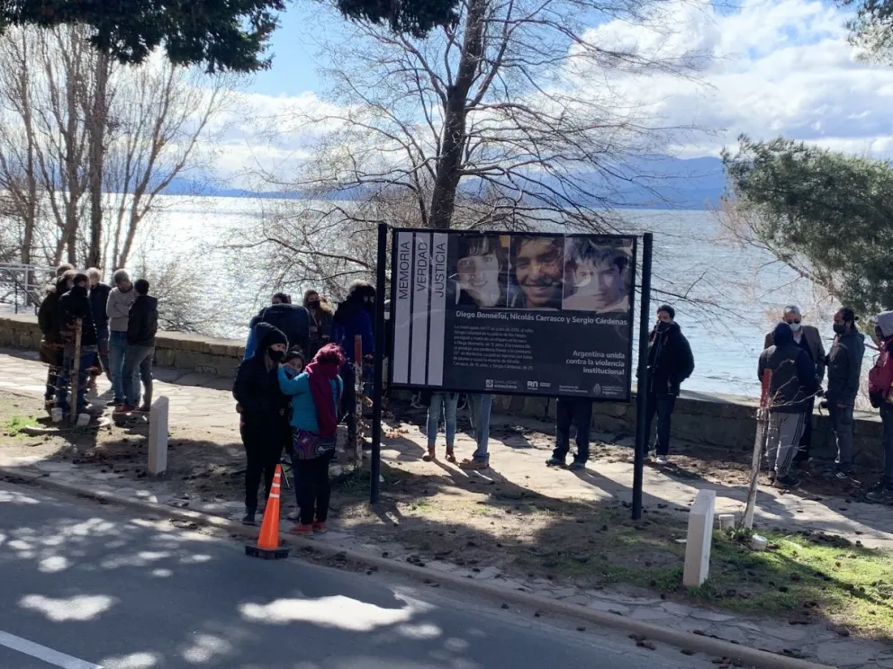 Colocaron un cartel en la Costanera para recordar a Diego, Nino y Sergio