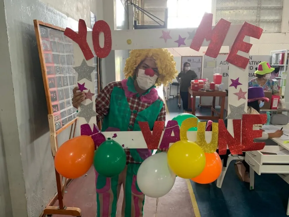 Con el Gimnasio N°1 lleno de color y alegría, arrancó la vacunación de niños en Bariloche