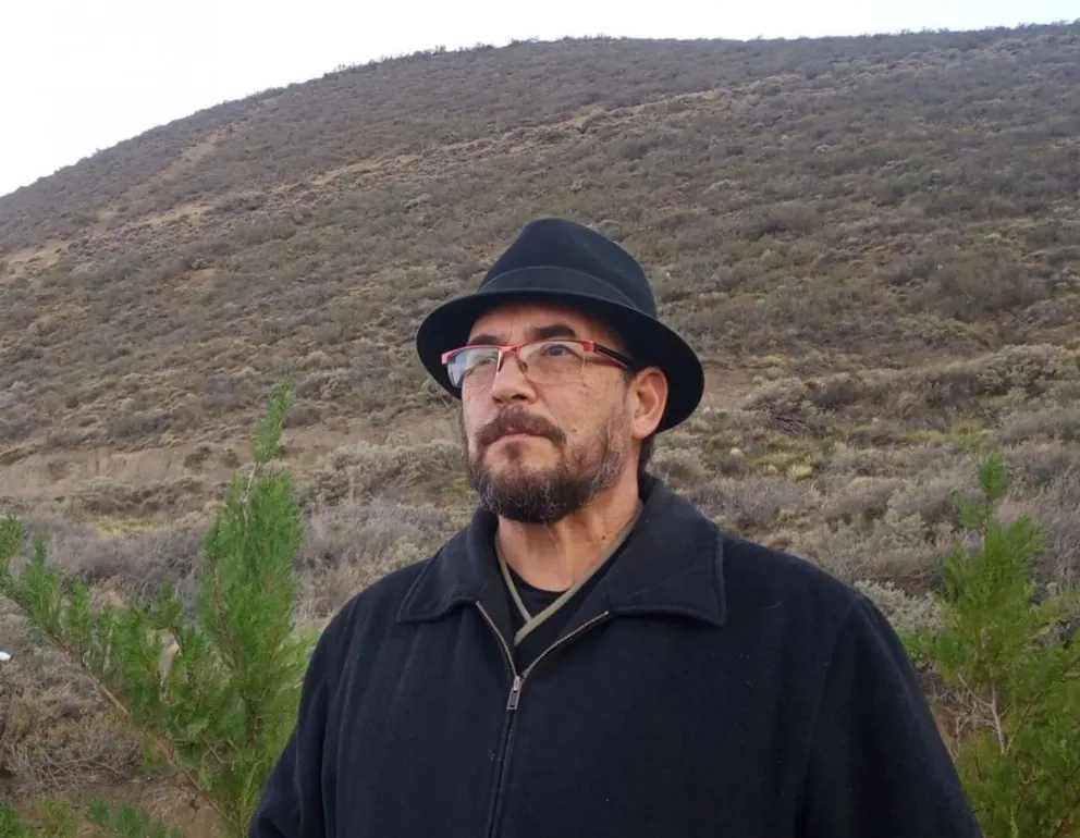 Jorge Spíndola y su “Flores encontradas - peshake rayen”