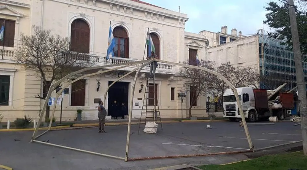 Instalaron la "carpa por la dignidad docente" frente a Casa de Gobierno provincial