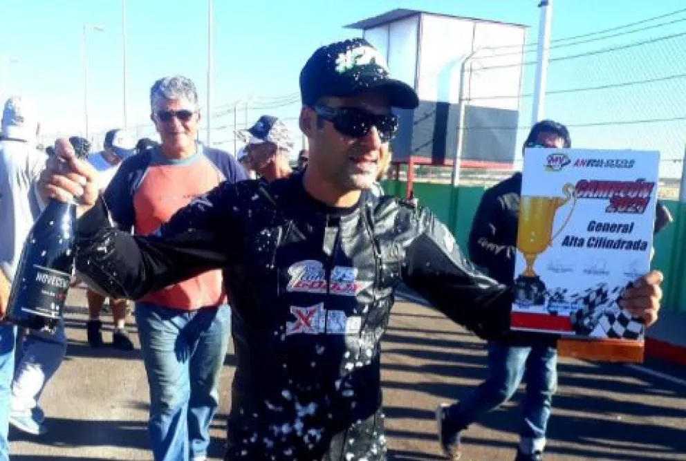El piloto local Martín Godoy fue campeón en las motos de velocidad 