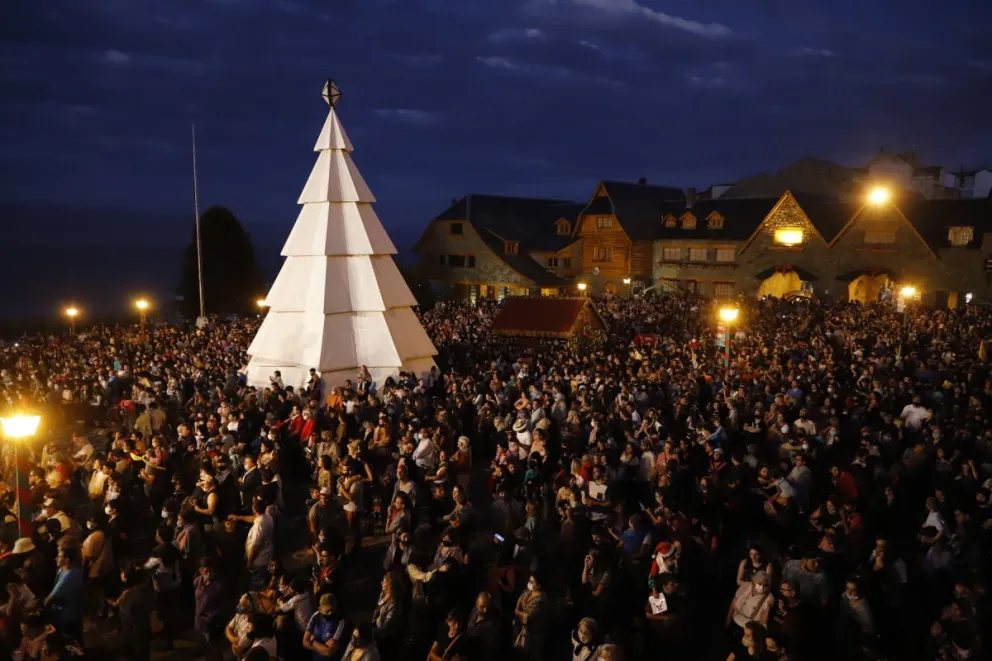 Con una multitud en el Centro Cívico y el encendido del Árbol Gigante, comenzó "Navidad en Bariloche 2021"