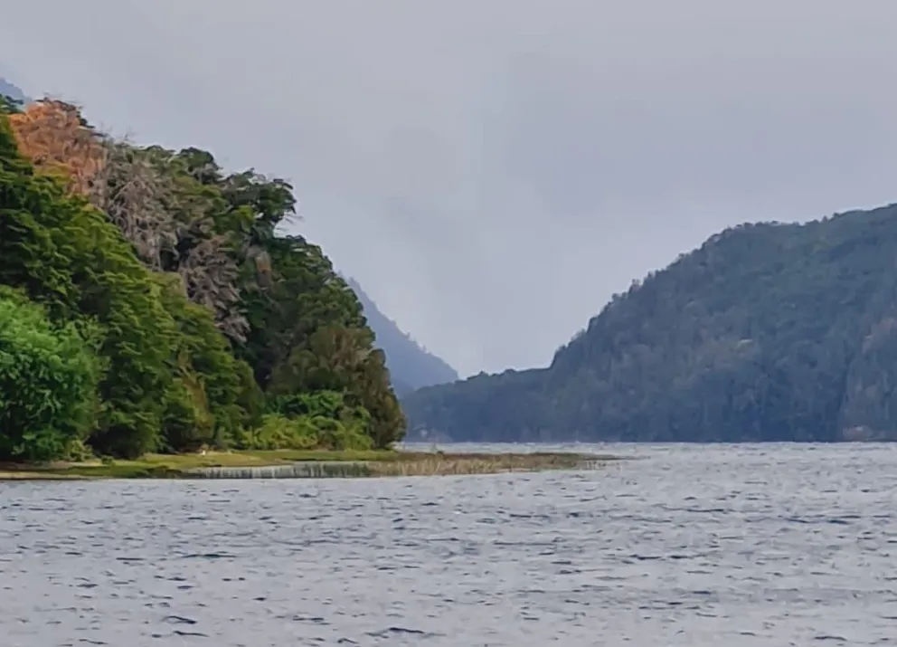 Lago Martín: El incendio continúa activo con una leve disminución en las columnas de humo