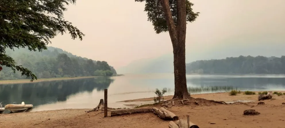 El fuego continúa desplazándose hacia el lago Steffen