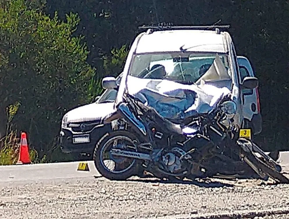 Dos heridos en un fuerte choque frontal entre una moto y una camioneta ...