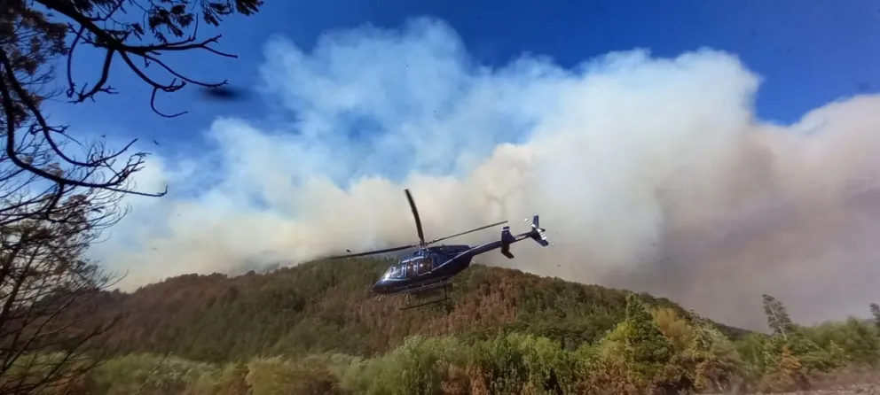 Las condiciones climáticas dificultan el combate del fuego en el Cañadón de la Mosca